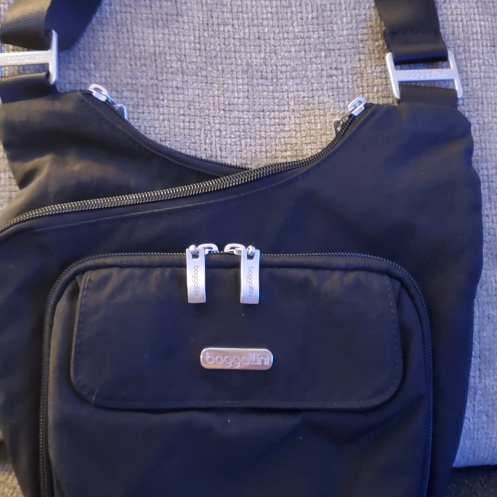 BAGGALLINI Criss Cross Black Crossbody (NWOT)